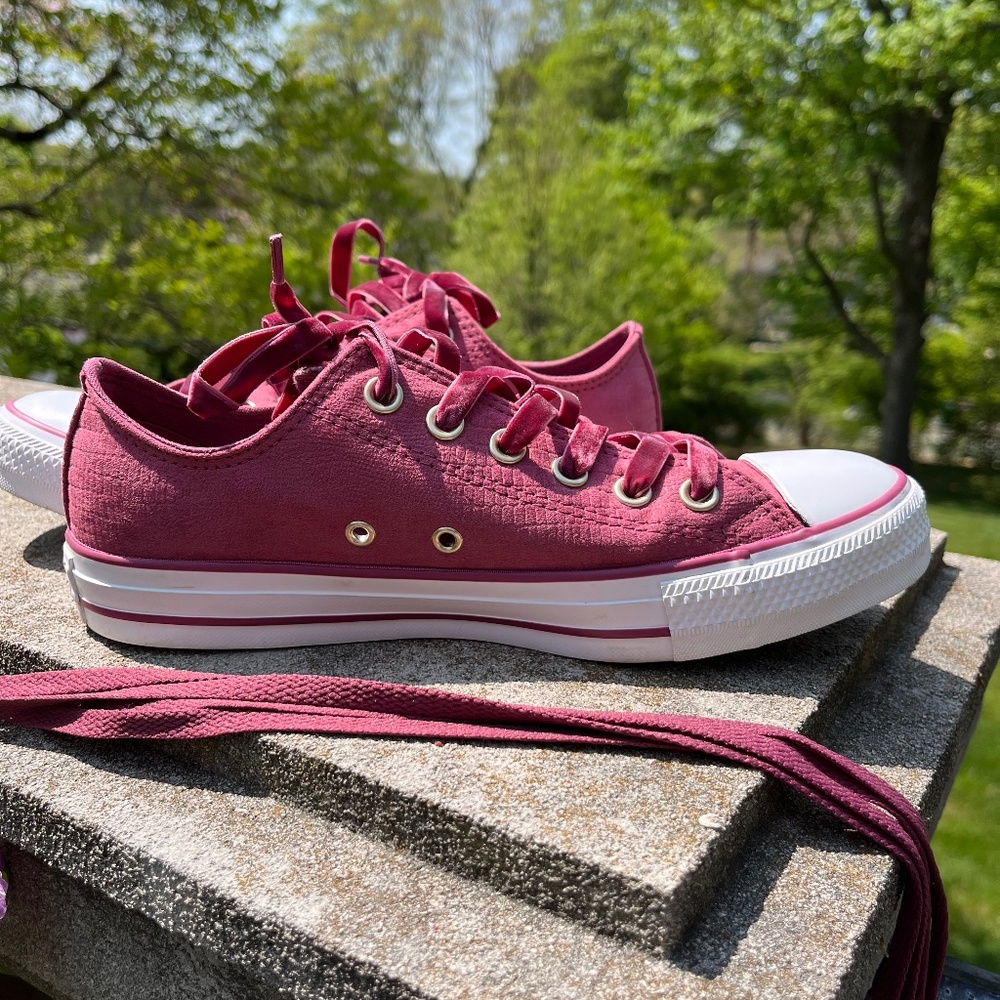 Converse wine suede size 8